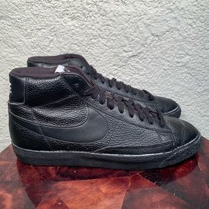 nike blazer triple black
